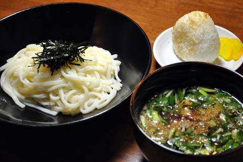 文助おすすめメニュー、特製つけ麺
文助自慢の出汁に、薬味がたっぷり入っています。焼きおにぎりを残ったお出汁に入れて、お召し上がり下さい